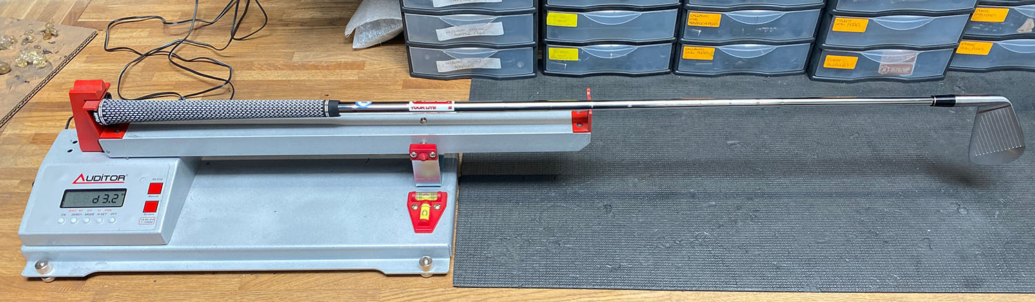 Swing weight machine measuring golf club